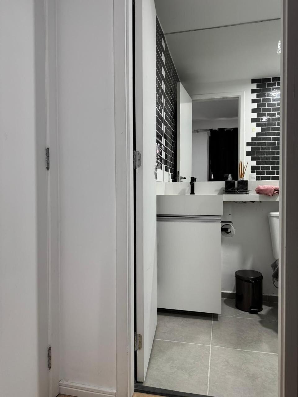 3-apto Liberdade 450' Metro -teatro Renault * São Paulo